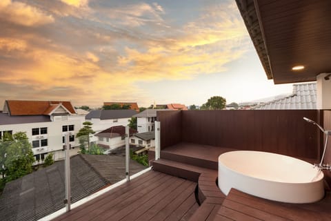 Family Studio Suite, 2 Bedrooms | Jetted tub