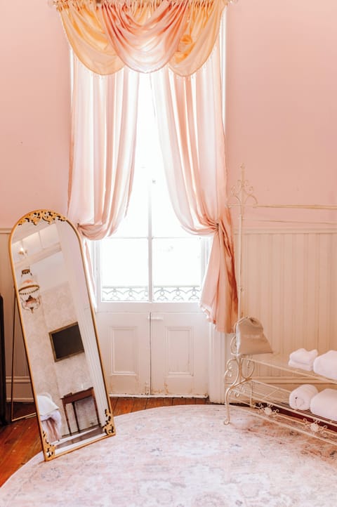 Luxury Room | Bathroom | Combined shower/tub, deep soaking tub, free toiletries, hair dryer