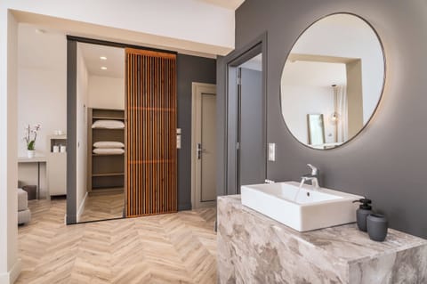 Luxury Suite | Egyptian cotton sheets, premium bedding, pillowtop beds, minibar