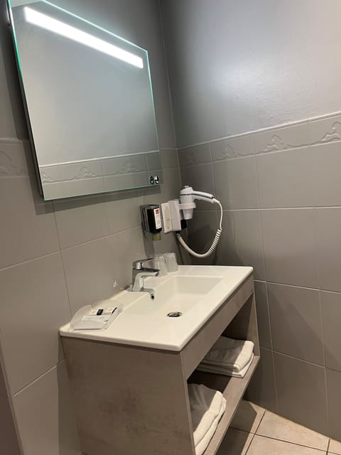 Basic Double Room | Bathroom