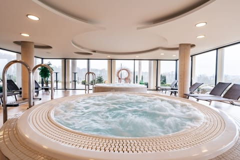 Indoor spa tub