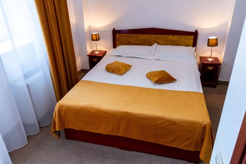 Classic Double Room | Desk, free WiFi, bed sheets