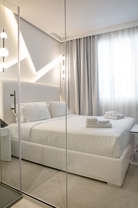 City Room | Premium bedding, down comforters, Select Comfort beds, minibar
