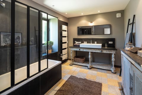 Deluxe Room | Bathroom | Hair dryer, towels, soap, shampoo