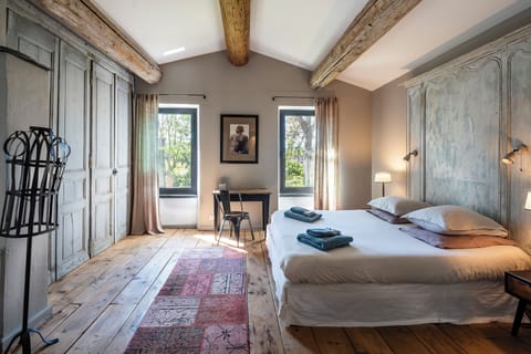 Traditional Apartment | Premium bedding, minibar, in-room safe, individually decorated