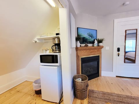 Superior Room, 1 Queen Bed | Room amenity