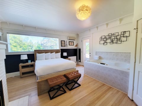 Superior Room, 1 Queen Bed, Jetted Tub | Pillowtop beds, iron/ironing board, free WiFi, bed sheets