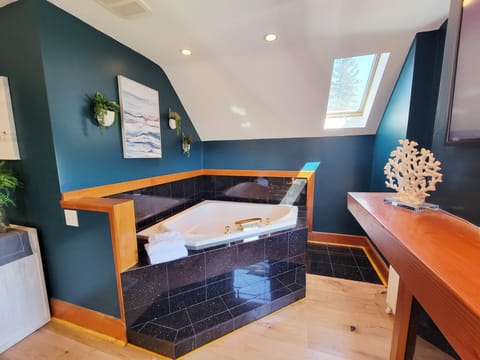 Superior Suite, 1 King Bed with Sofa bed, Jetted Tub | Pillowtop beds, iron/ironing board, free WiFi, bed sheets