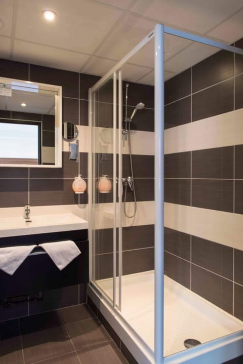 Premium Room, 1 Double Bed | Bathroom | Hair dryer, towels, soap, shampoo