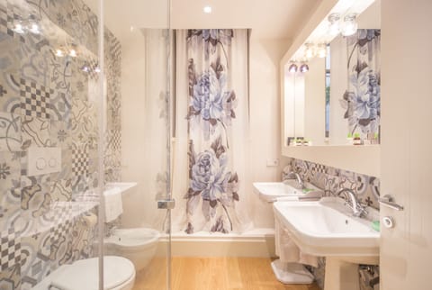 Basic Suite, Ensuite | Bathroom | Shower, rainfall showerhead, free toiletries, hair dryer