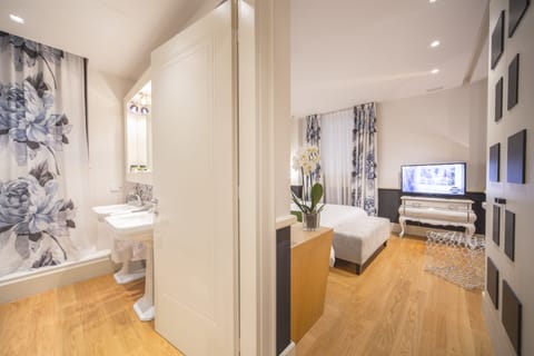 Basic Suite, Ensuite | Premium bedding, down comforters, Select Comfort beds, minibar