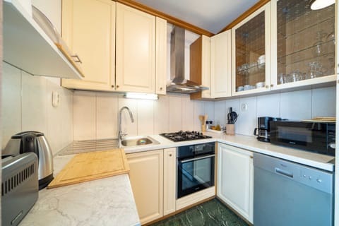 House (3bedroom holiday home,jacuzzi) | Private kitchen | Fridge