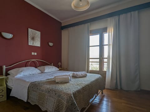 Basic Room, 1 Double Bed, Mountain View | 1 bedroom, individually decorated, desk, free WiFi