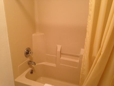 Combined shower/tub, free toiletries