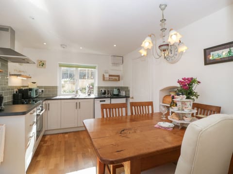 Cottage | Private kitchen | Fridge, dishwasher, electric kettle, toaster
