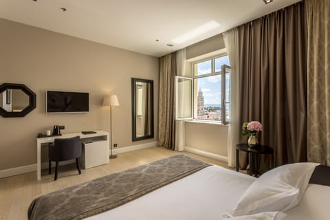 Deluxe Double or Twin Room, City View | Hypo-allergenic bedding, minibar, in-room safe, desk