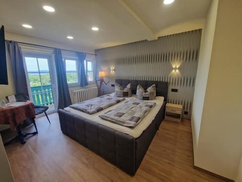 Classic Double Room, Private Bathroom (Balkon/Erker) | Individually decorated, individually furnished, free WiFi, bed sheets