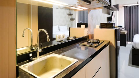 Studio | Private kitchen | Fridge, stovetop, cookware/dishes/utensils