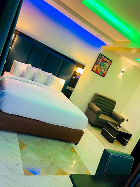 Executive Suite | Individually decorated, desk, laptop workspace, soundproofing