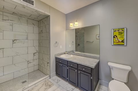 Deluxe Single Room | Hypo-allergenic bedding, individually furnished, desk, cribs/infant beds