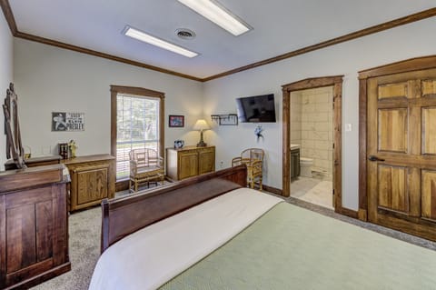 Deluxe Single Room | Hypo-allergenic bedding, individually furnished, desk, cribs/infant beds