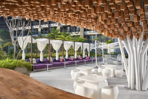 4 outdoor pools, free cabanas, pool umbrellas