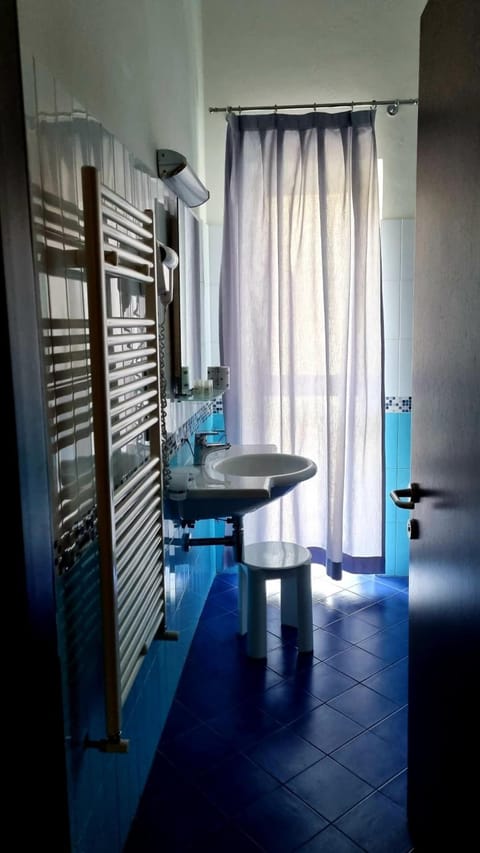104 CAMERA MATRIMONIALE | Bathroom | Free toiletries, hair dryer, bathrobes, bidet