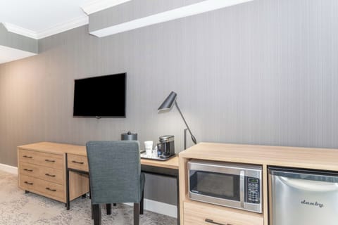 Standard Room, 1 King Bed | Premium bedding, pillowtop beds, in-room safe, desk