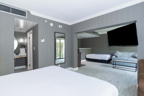 Studio Suite, 1 King Bed, Single Bed, Sofa Bed, Kitchenette | Premium bedding, pillowtop beds, in-room safe, desk