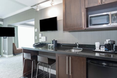 Studio Suite, 1 King Bed, Single Bed, Sofa Bed, Kitchenette | Premium bedding, pillowtop beds, in-room safe, desk