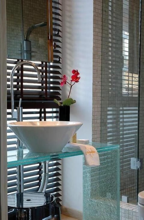 Shower, rainfall showerhead, free toiletries, hair dryer