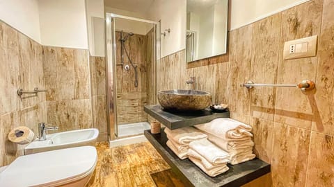 Studio (3 pax) | Bathroom | Shower, hair dryer, bidet, towels