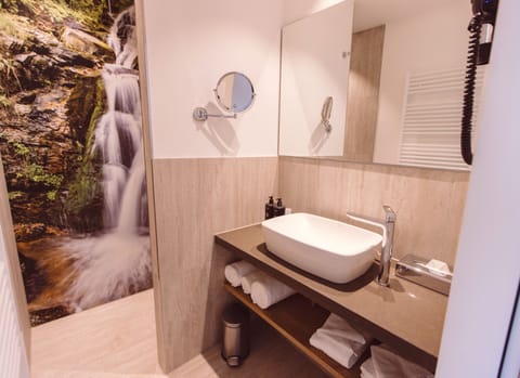 Shower, hydromassage showerhead, free toiletries, hair dryer