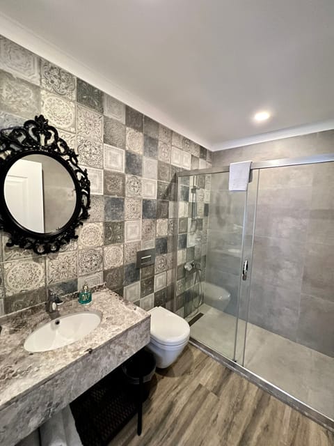 Standard Quadruple Room | Bathroom | Hair dryer, towels, soap, shampoo