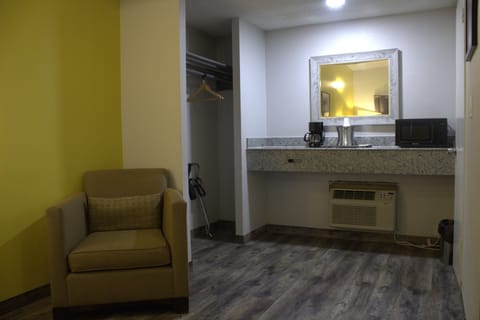 Family Room | Desk, iron/ironing board, free WiFi, bed sheets