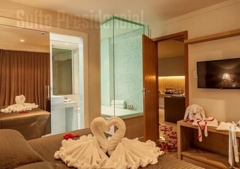Standard Room | Minibar, desk, laptop workspace, blackout drapes