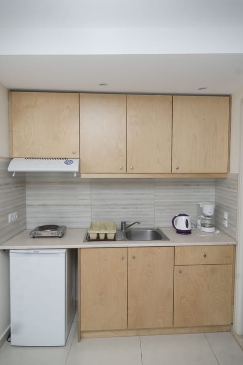 Standard Studio, Multiple Beds, Garden View | In-room dining