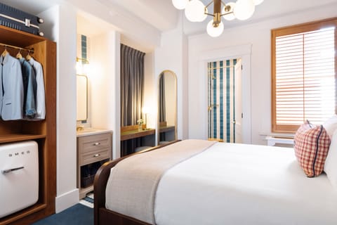 Standard Room, 1 Queen Bed (The Queen) | Frette Italian sheets, premium bedding, minibar, in-room safe