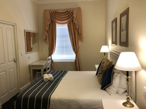 Standard Twin Room, Ensuite | In-room safe, blackout drapes, free WiFi, bed sheets