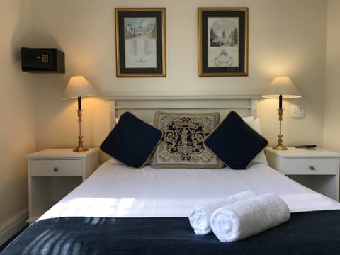 Classic Double Room | In-room safe, blackout drapes, free WiFi, bed sheets