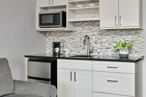 Deluxe Room, 1 King Bed with Sofa bed, Kitchenette | Private kitchenette | Mini-fridge, microwave, coffee/tea maker