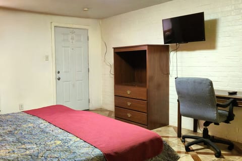 Room, 1 King Bed, Smoking | In-room safe, bed sheets