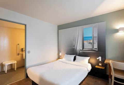 Standard Double Room, Accessible, Non Smoking | Premium bedding, desk, laptop workspace, blackout drapes