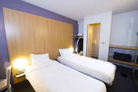 Premium bedding, desk, soundproofing, free WiFi