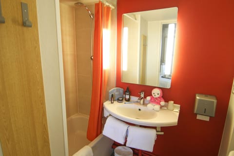 Standard Room, Multiple Beds | Bathroom | Shower, eco-friendly toiletries, towels