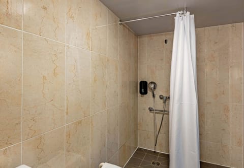 Double Non-Smoking Room | Bathroom | Shower, hair dryer, towels