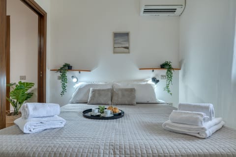 Basic Apartment | 1 bedroom, iron/ironing board, travel crib, free WiFi