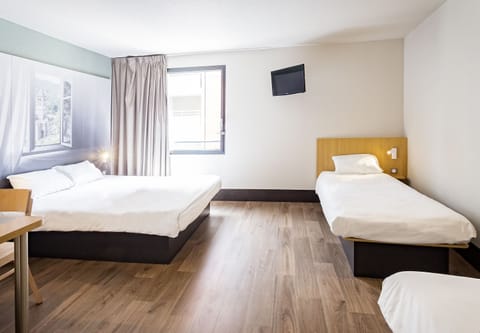 Premium bedding, desk, soundproofing, free WiFi
