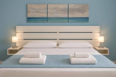 Comfort Room, Balcony | Individually furnished, desk, laptop workspace, WiFi