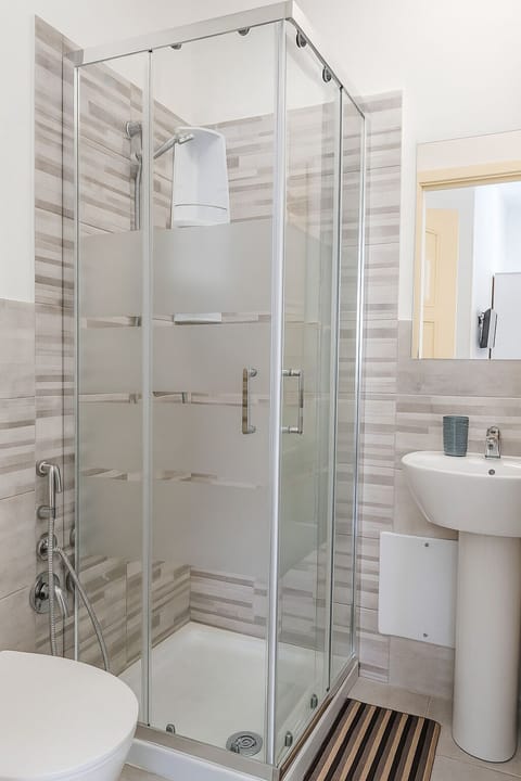 Comfort Room, Balcony | Bathroom | Shower, rainfall showerhead, hair dryer, soap